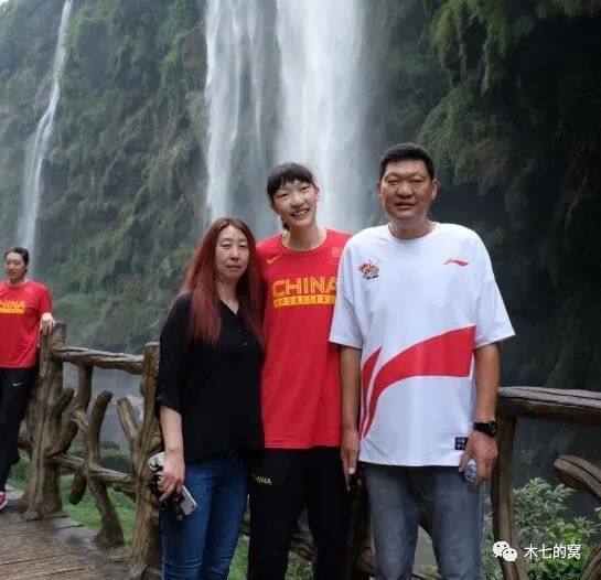 片场吴京更以;戏痴两个字来形容张译，吴京表示：;这次我们合作聊得很投缘，张译很用功，他可以为戏做很多功课和很多牺牲